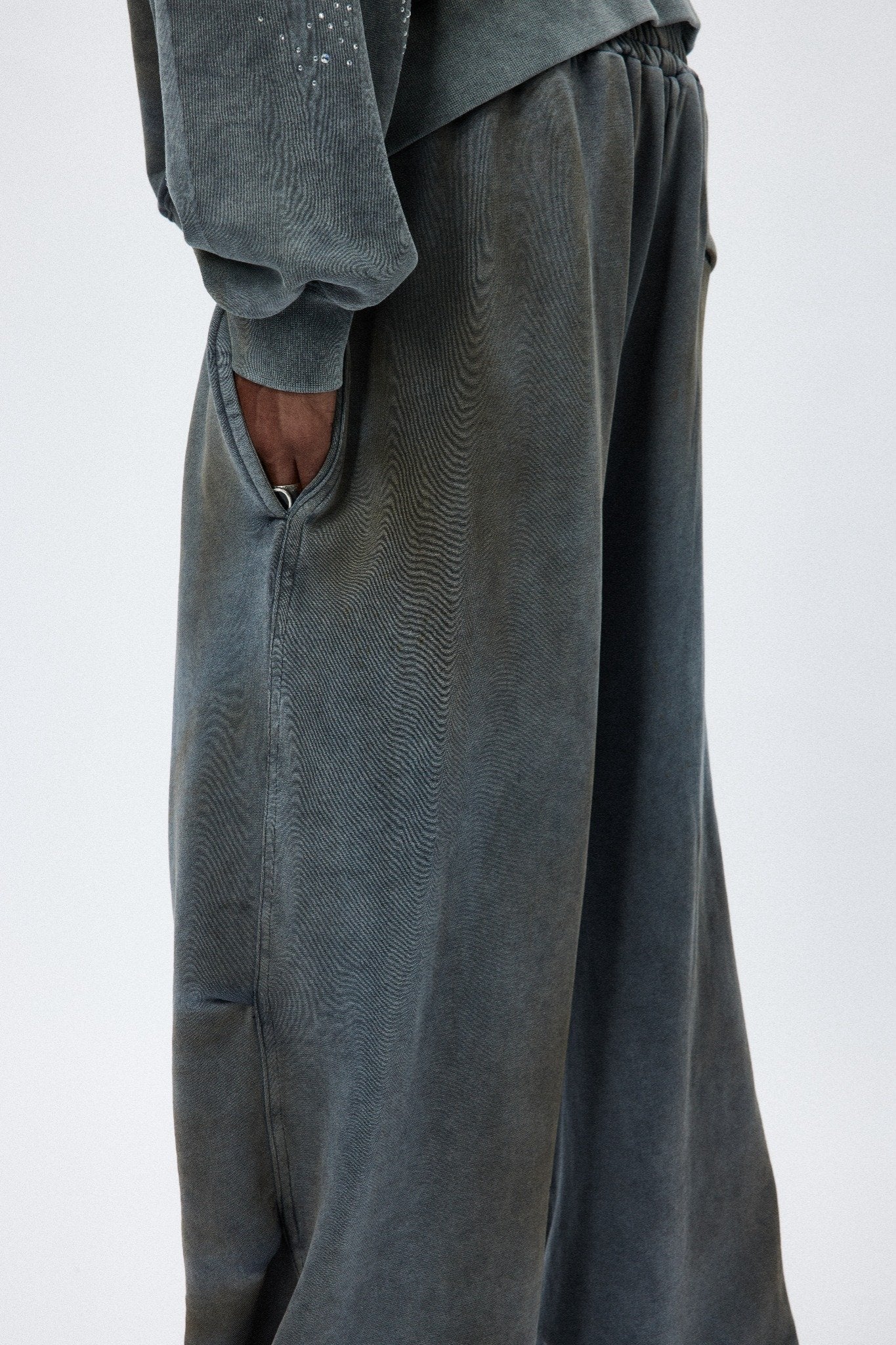 LÉVITER &amp; Distressed Crinkled Baggy Sweatpants