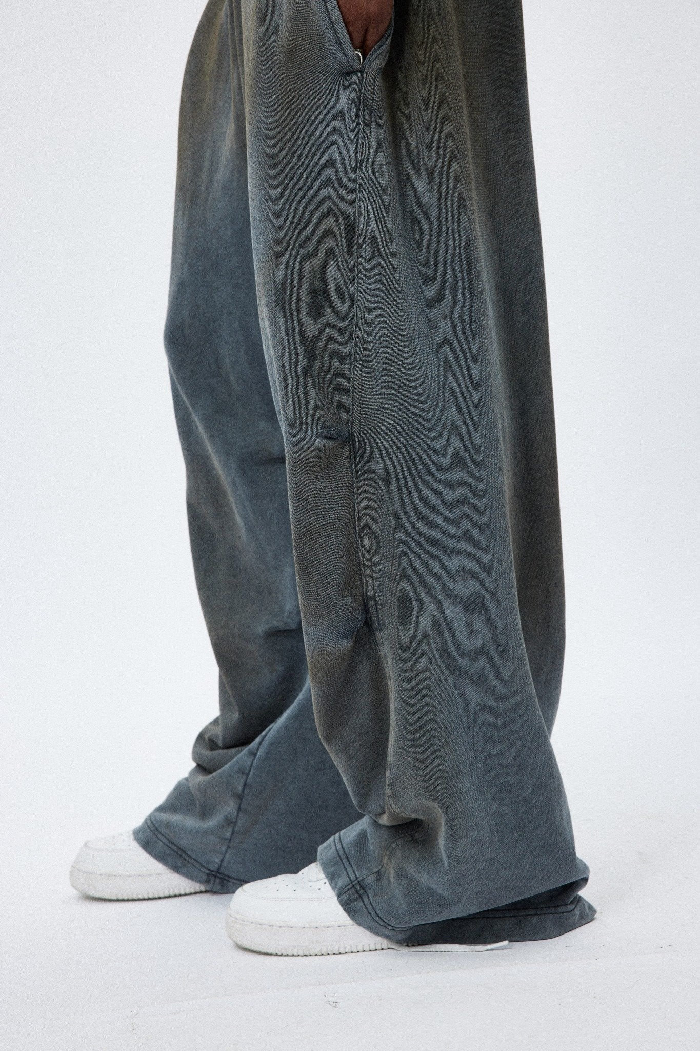 LÉVITER &amp; Distressed Crinkled Baggy Sweatpants