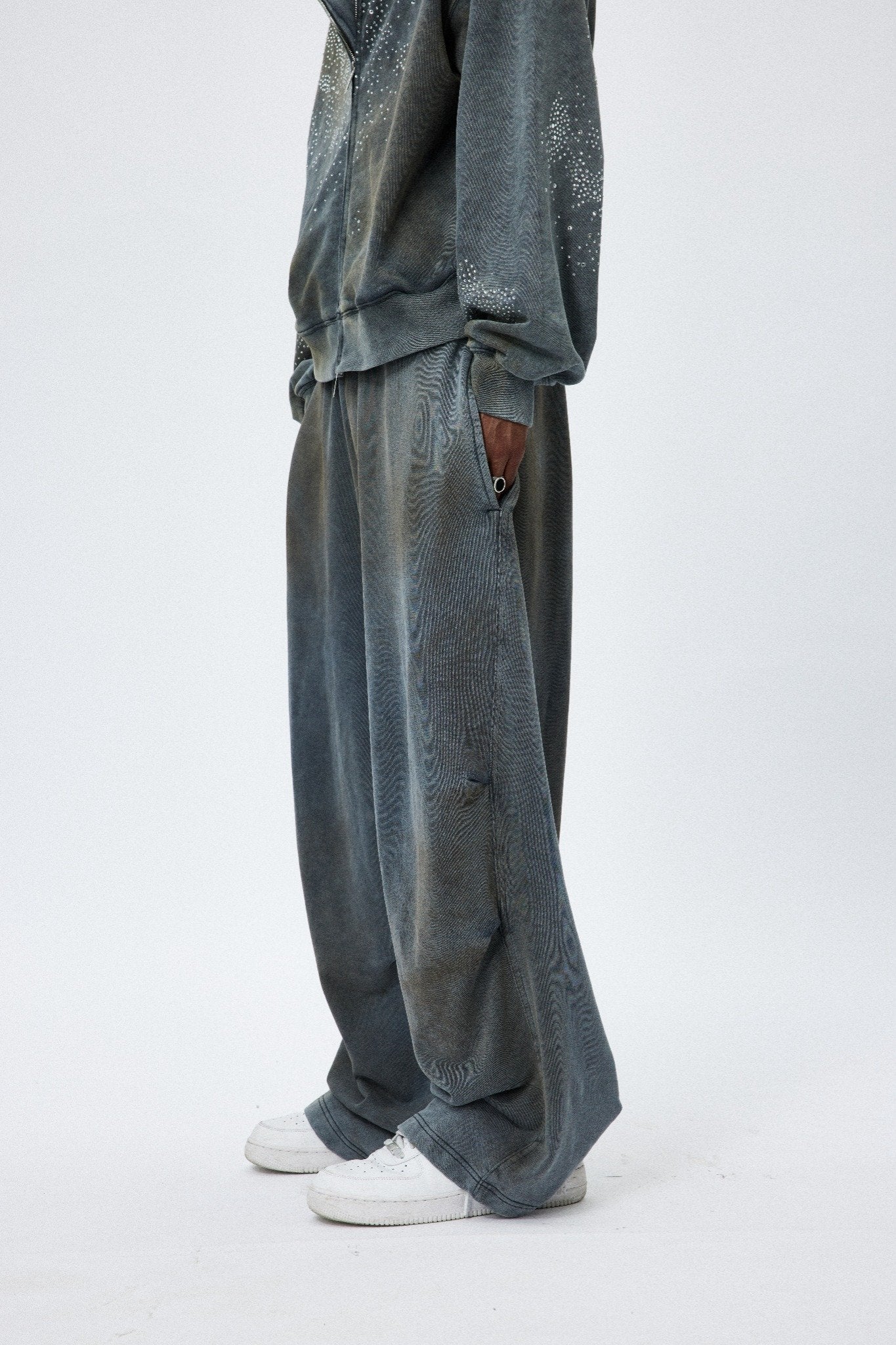 LÉVITER &amp; Distressed Crinkled Baggy Sweatpants