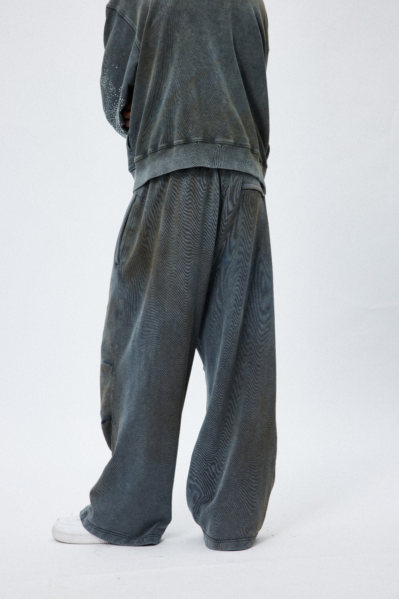 LÉVITER &amp; Distressed Crinkled Baggy Sweatpants
