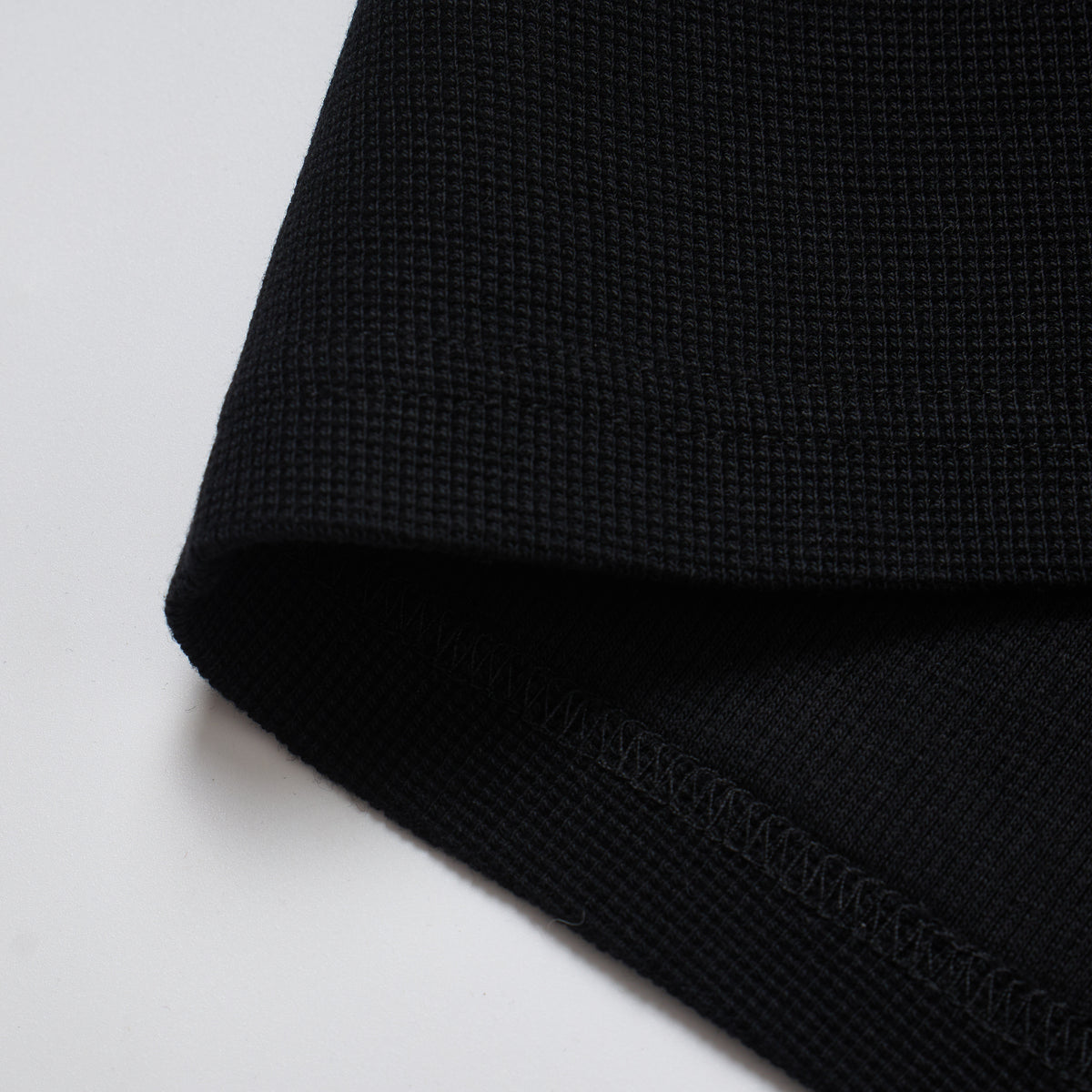 LÉVITER Floating Cropped Thermal — Black